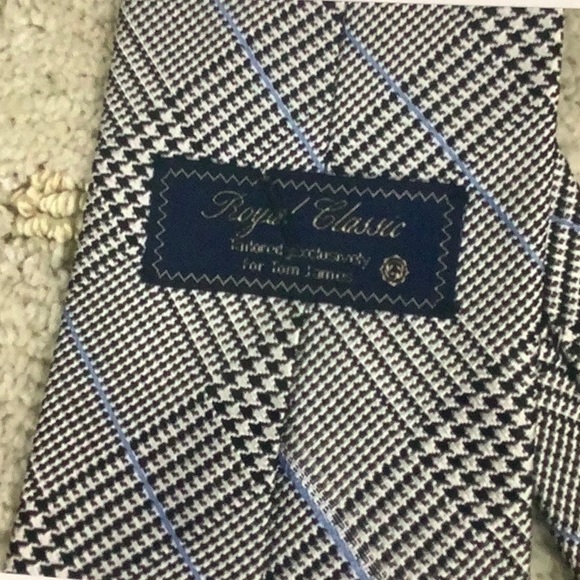 Gray Plaid Silk Tie with Classic Design - Picture 8 of 8